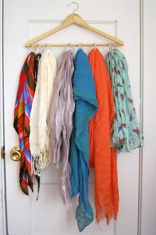 Schals auf Kleiderbügeln