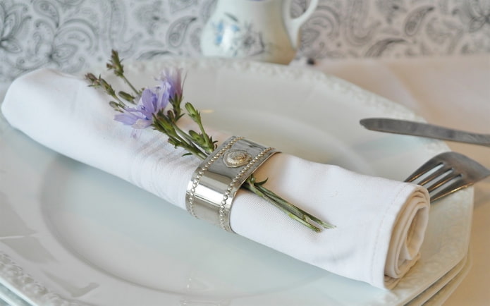 Napkin with a straw in a ring