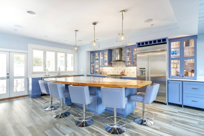 blaue Küche mit Glas