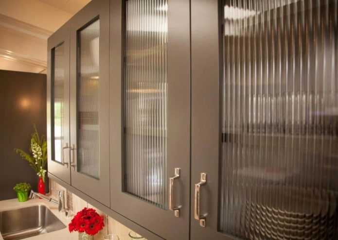 corrugated glass in the kitchen