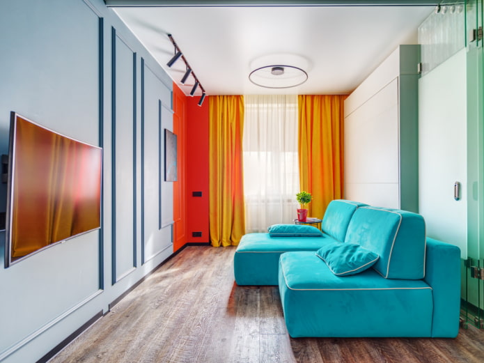 Wohnzimmer mit farbigen Details