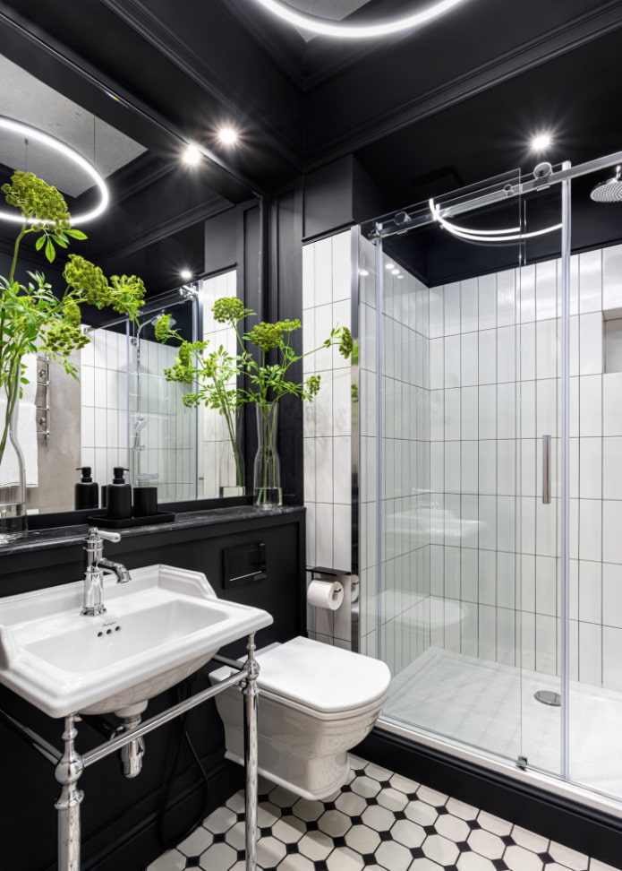 Schwarz-weißes Badezimmer mit Farbe und Fliesen