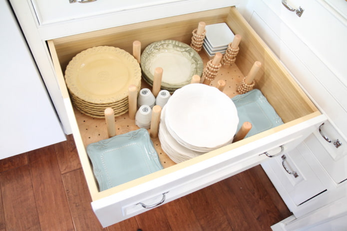 Drawer with dishes