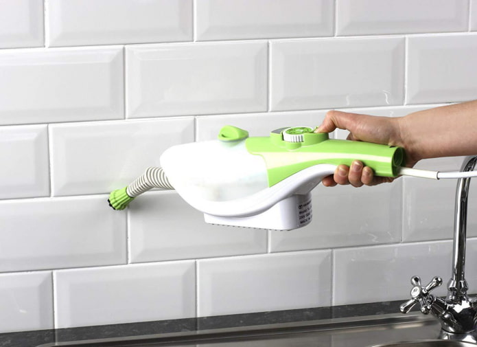 Cleaning tiles with a steam mop