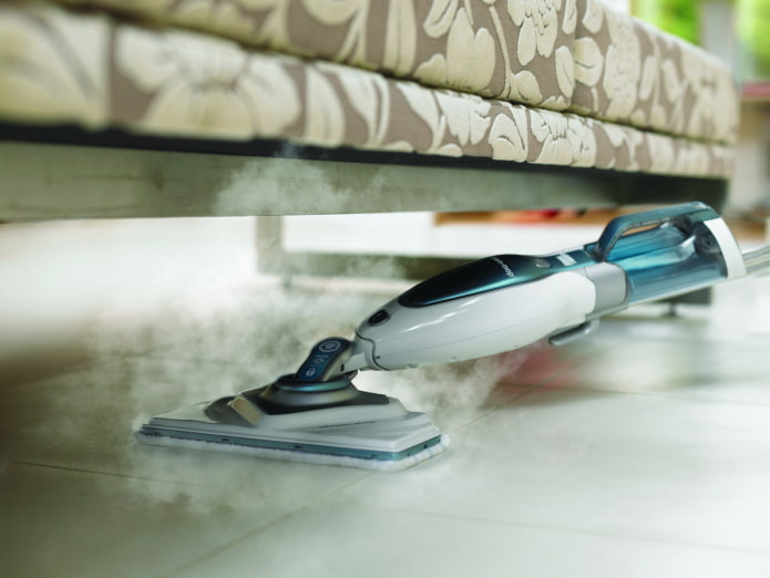 The steam mop washes the tiles