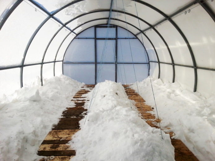 Üvegházi ágyak a hóban