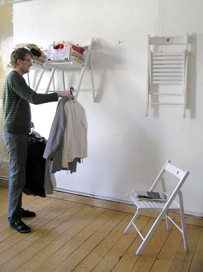 Offener Kleiderschrank mit Stühlen