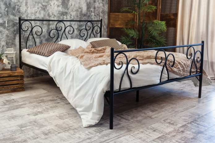 black wrought iron bed