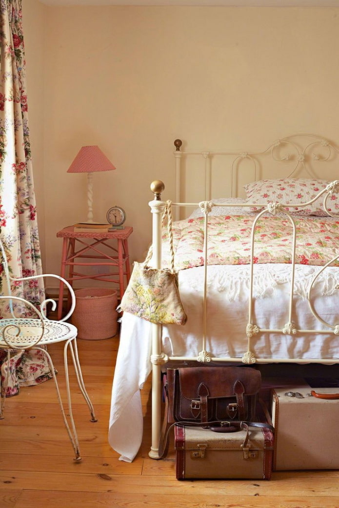 schmiedeeisernes Bett im Provence-Stil
