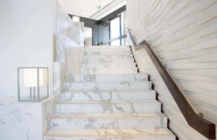 fehér márvány lépcső