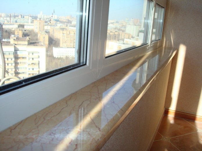 márvány ablakpárkány az erkélyen