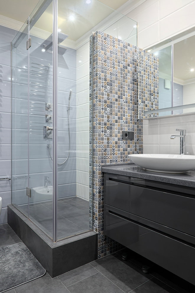 Glass shower cubicle