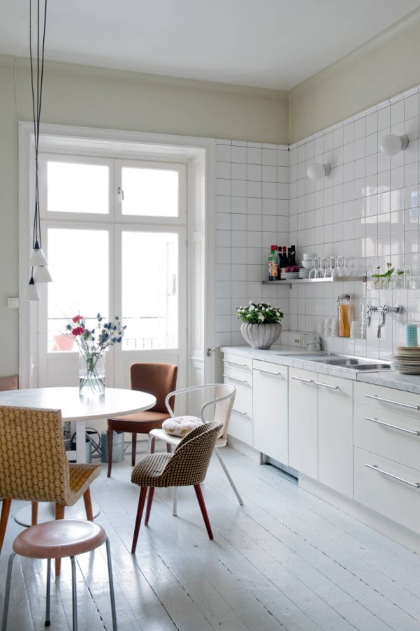 различите столице у кухињи
