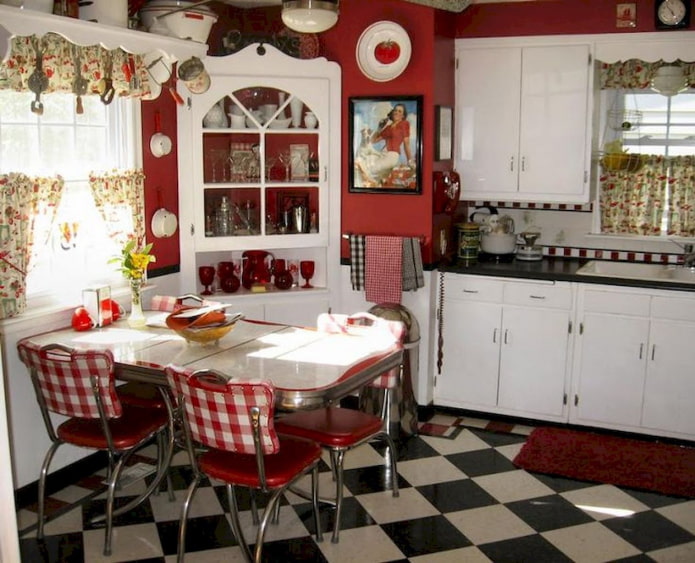 комбинација црвене и беле у кухињи