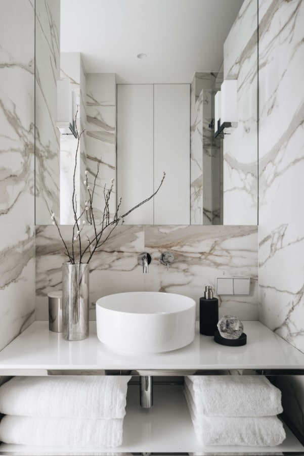 marble effect porcelain tiles in the interior
