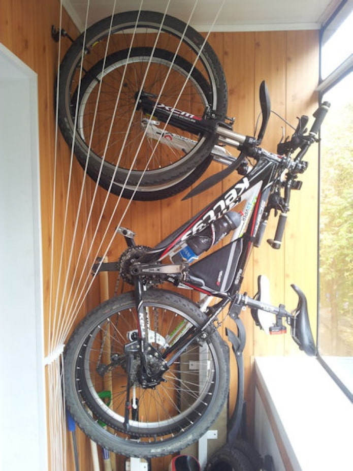 kerékpár az erkélyen