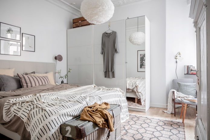 Geometrie in einem skandinavischen Schlafzimmer