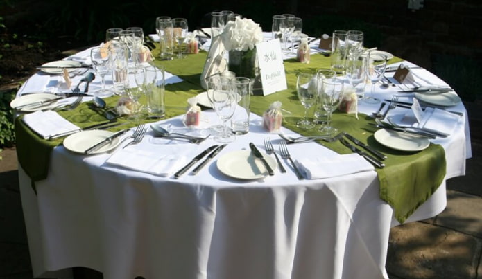 Table decoration with walkway
