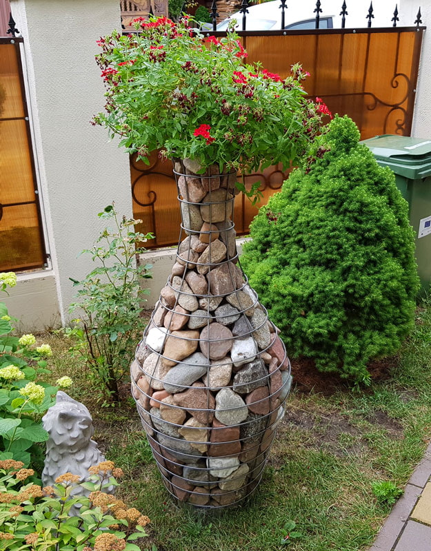 gabion ve formě vázy
