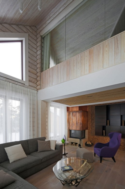 Wohnzimmer mit hoher Decke in einem Privathaus