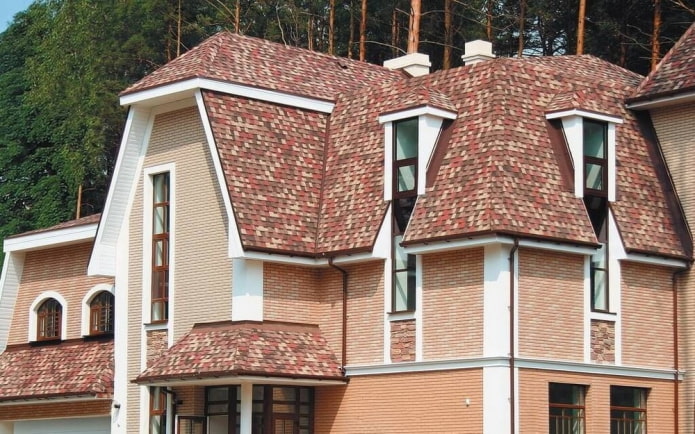 Haus mit bunten Bitumenfliesen