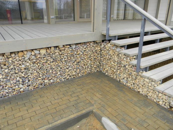 finishing the facade of the house with gabions