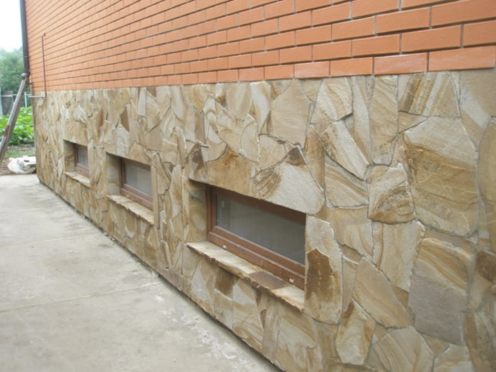 Naturstein an der Fassade verlegen