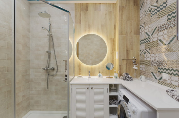kleines Badezimmer mit rundem Spiegel