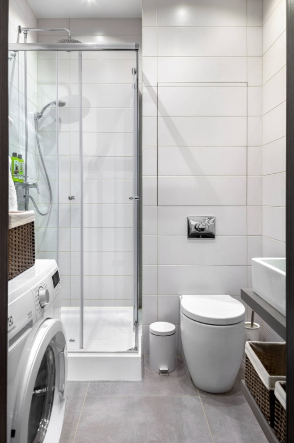 weißes Badezimmer mit grauem Boden