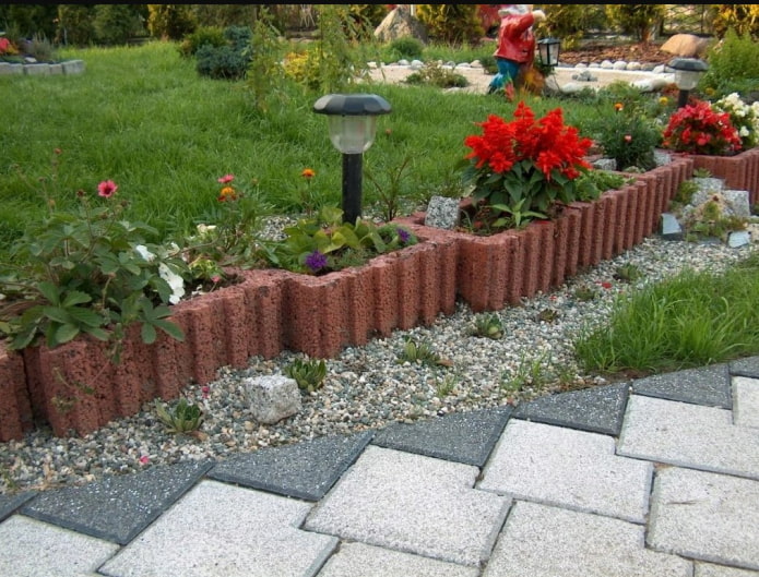 virágoskert kerítés készült vörös betontömbökből