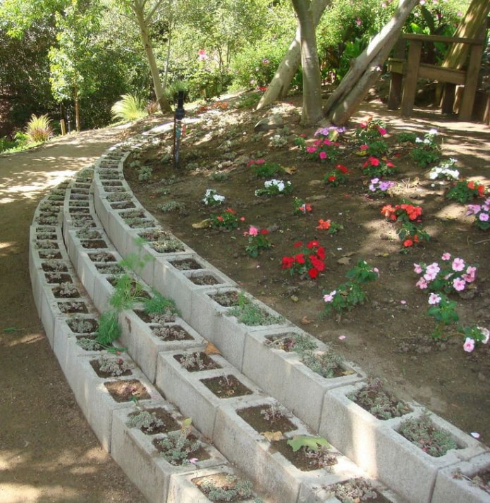 háromszintes szegély egy virágoskert számára téglalap alakú tömbökből