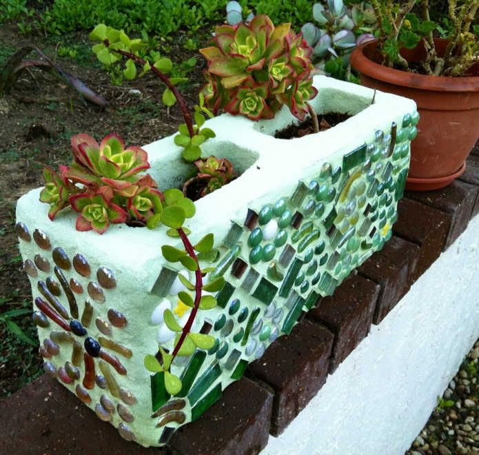 üvegmozaikkal díszített betonblokkból készült mini-virágágy