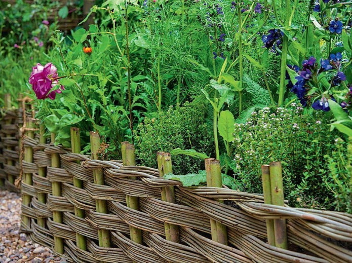 vékony gallyakból készült kerítés virágoskert számára
