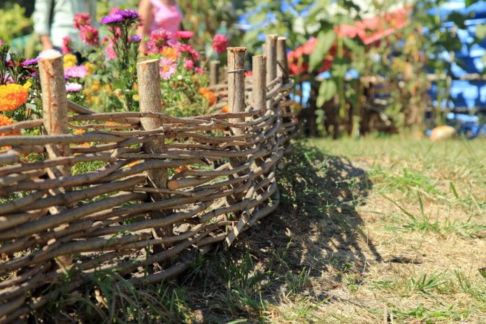 fonott kerítés egy virágoskerthez, világos vékony ágakból