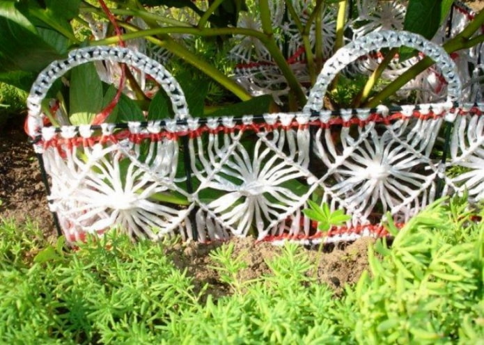 durchbrochener Zaun für ein Blumenbeet aus Seilen
