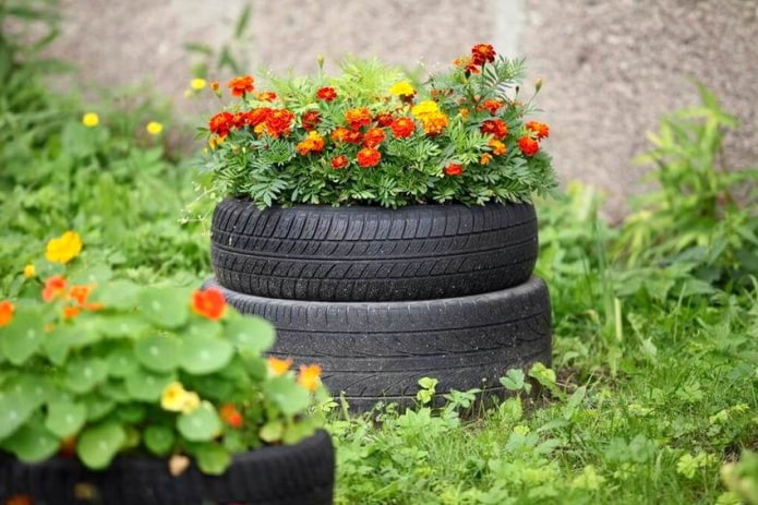 ein Blumenbeet aus zwei gestapelten Reifen