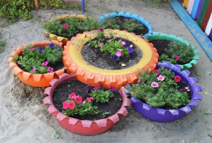 Blumenbeet aus gefärbten Reifen mit geschnitzten Zähnen