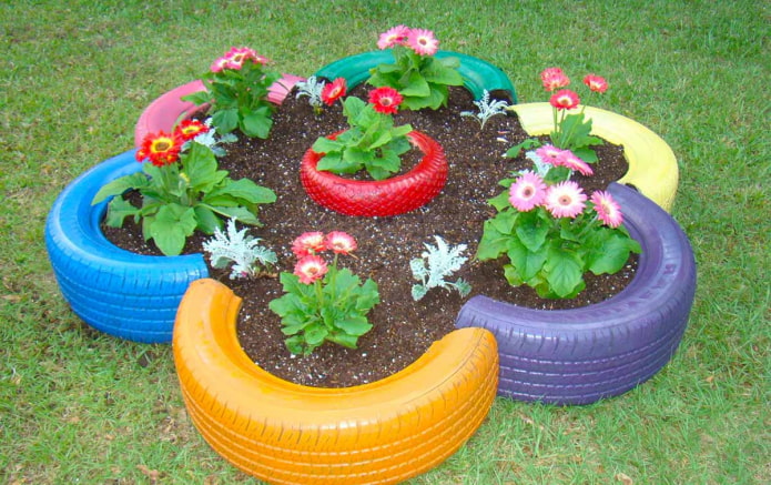 Blumenbeet aus lackierten Reifen