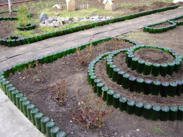 alakú szegély fordított zöld üvegpalackokból készült virágágyásokhoz