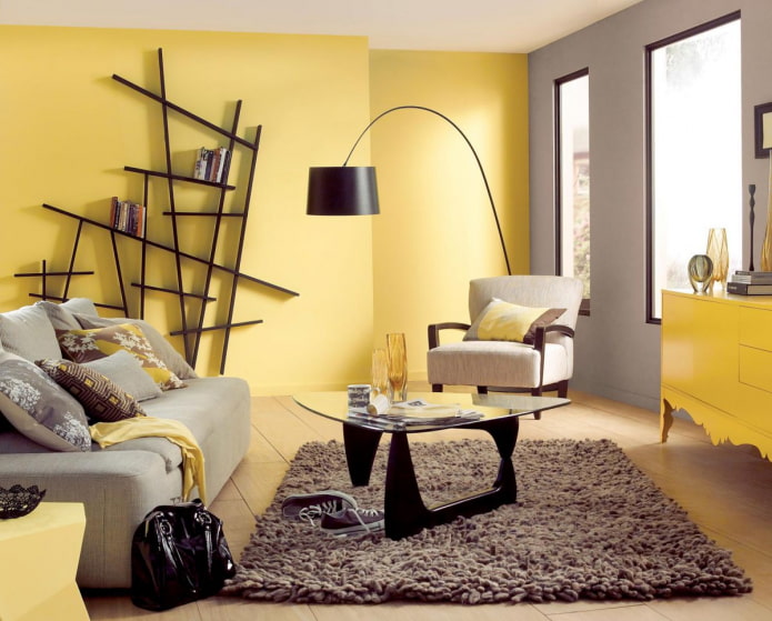 stilvolles Wohnzimmer in gelben und schwarzen Farben