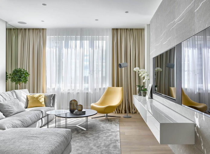 ezüstszürke nappali világos sárga fotelekkel és párnákkal
