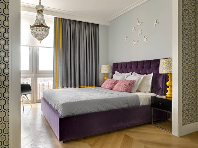 Schlafzimmer mit lila und gelben Akzenten