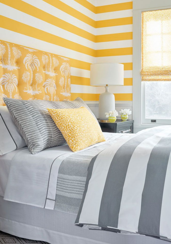 ห้องนอนในโทนสีเหลืองและสีเทาพร้อมวอลเปเปอร์ลายทาง