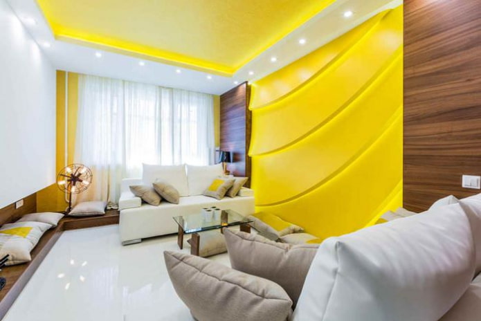 gelbe Spanndecke und Wanddekoration im Wohnzimmer