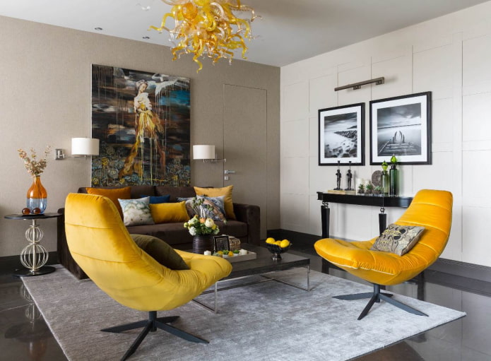 sárga fotelek és párnák a nappaliban