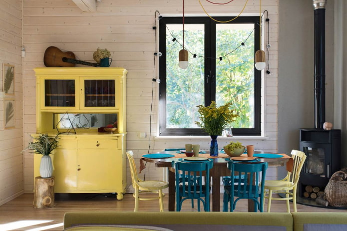 ตู้สีเหลืองและเก้าอี้ในครัว
