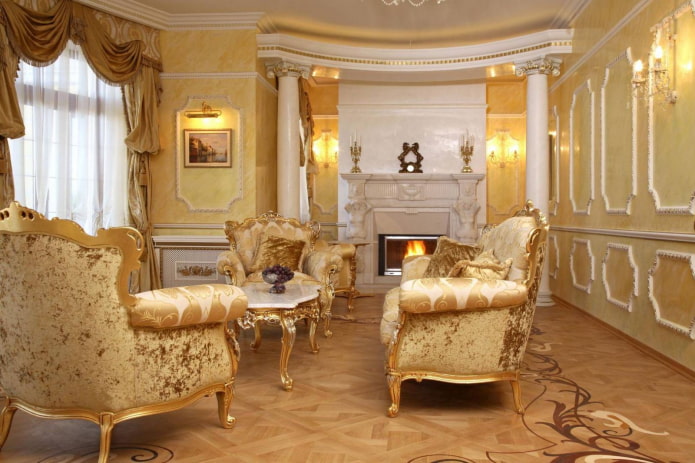 Wohnzimmer im Barockstil in goldgelben Tönen