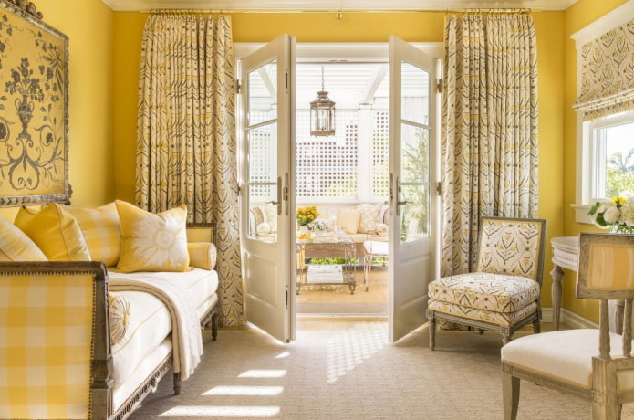 Zimmer im provenzalischen Stil in Weiß- und Gelbtönen