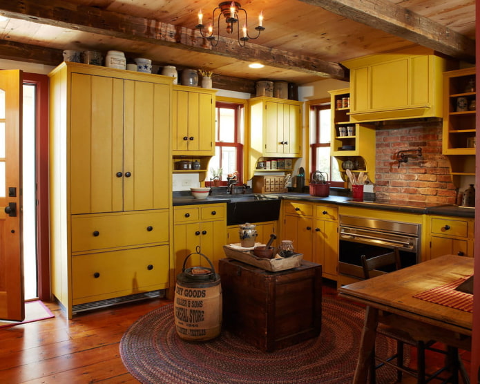 Küche im Landhausstil mit gelben Holzmöbeln