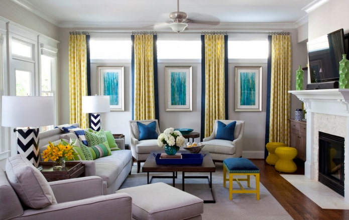 модерна бела дневна соба са жутим и плавим акцентима
